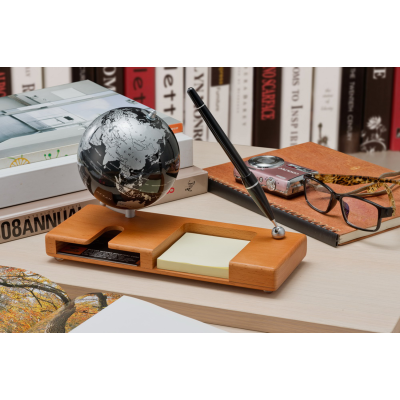 Глобус (10.6см) black silver на дер. подст. с ручкой и визитниц., цвет: темная вишня